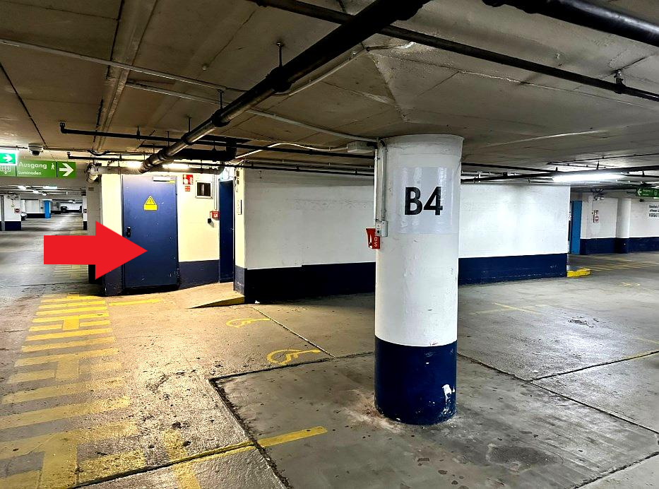 Parkbereich B4 in der Tiefgarage und Zugang zum Aufzug