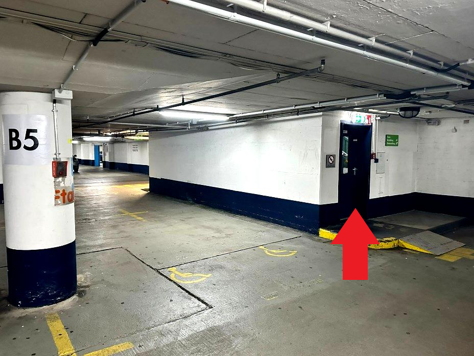 Parkbereich B5 in der Tiefgarage und Zugang zum Aufzug